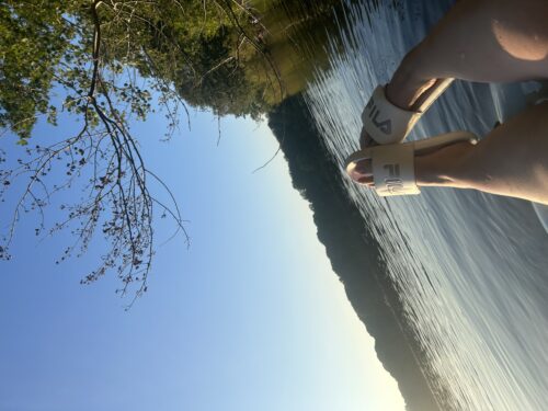 Fußbilder in Badelatschen am See 🩴🌅
