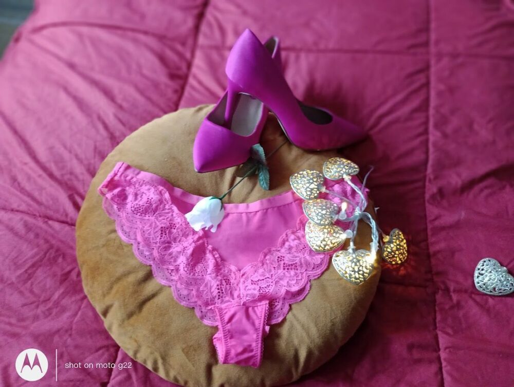 Rosa und mit Spitze .. umspielt alle geilen Löcher