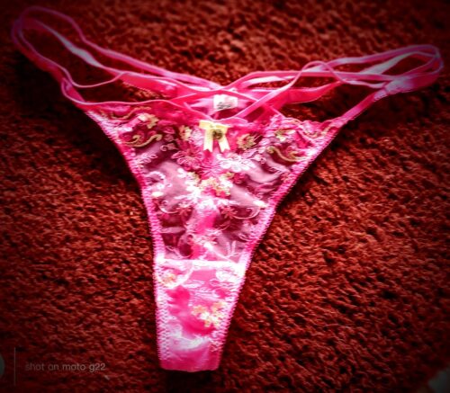 Pink mit süssen Stickerein .. der wird gut