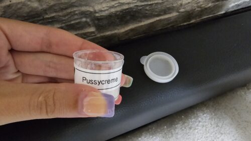 Pussycreme – Körperausscheidungen