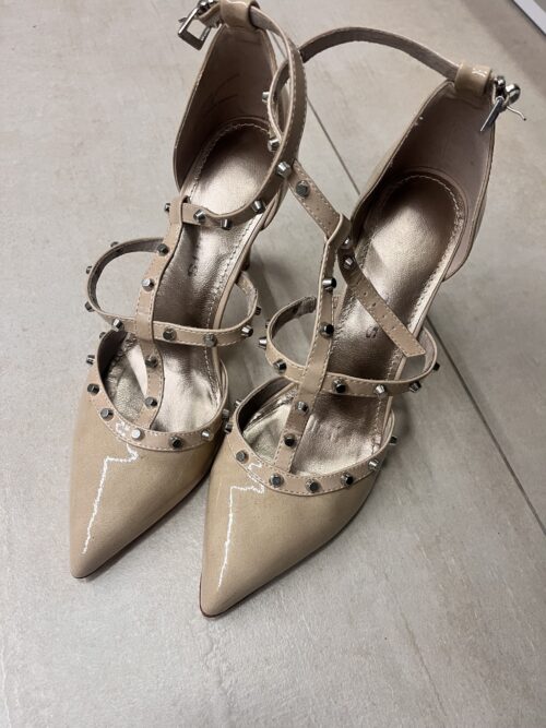Nieten High Heels beim Ausgehen getragen