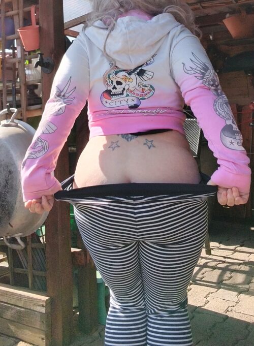 Leggings of my choice, worn without briefs