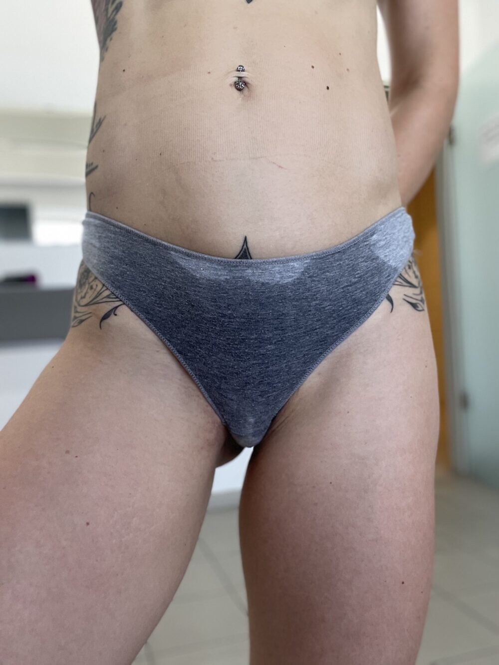 durchgeschwitzter SportString 💦