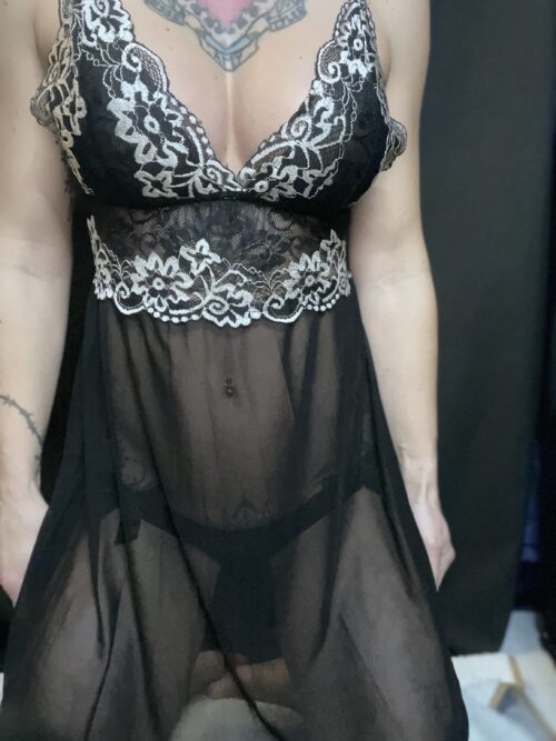 Schwarzes Nachtkleid + String