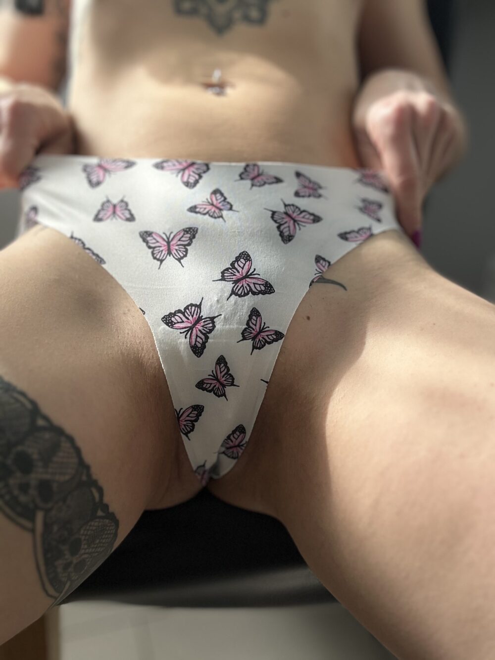 weißer String und rosa Schmetterlinge 🥰