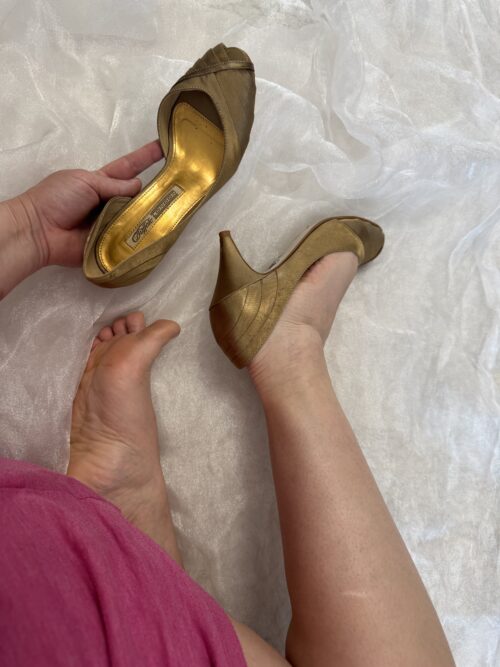 ✨pumps peeptoe ✨gold ✨ Buff*alo London