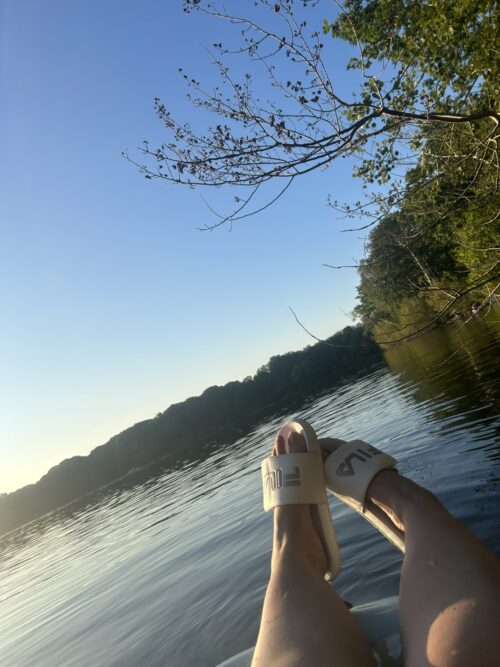 Fußbilder in Badelatschen am See 🩴🌅