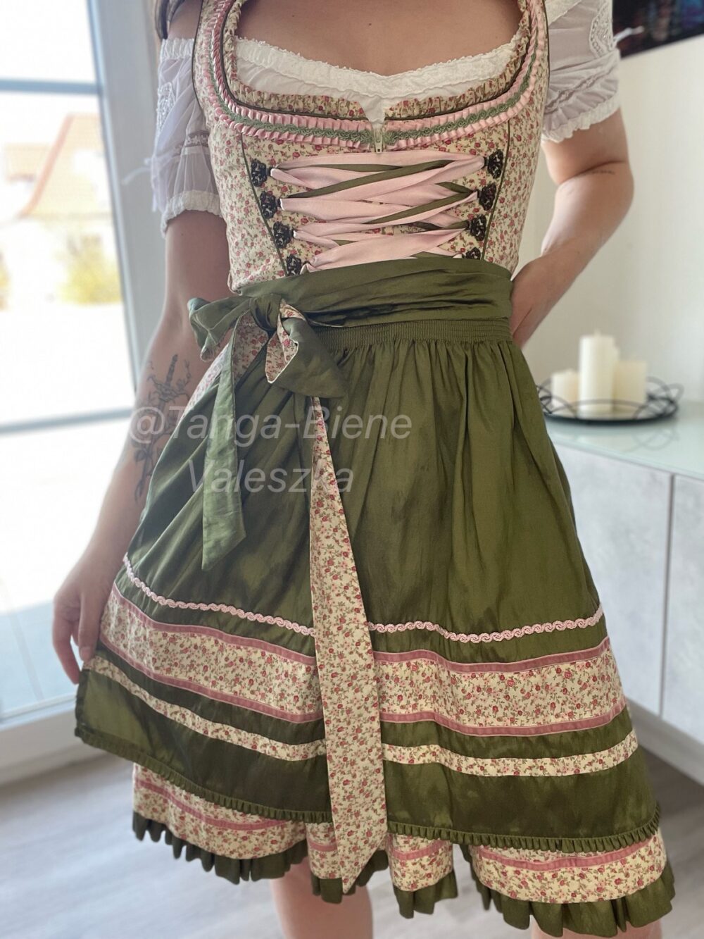 süßes Dirndl 💚🩷🐝