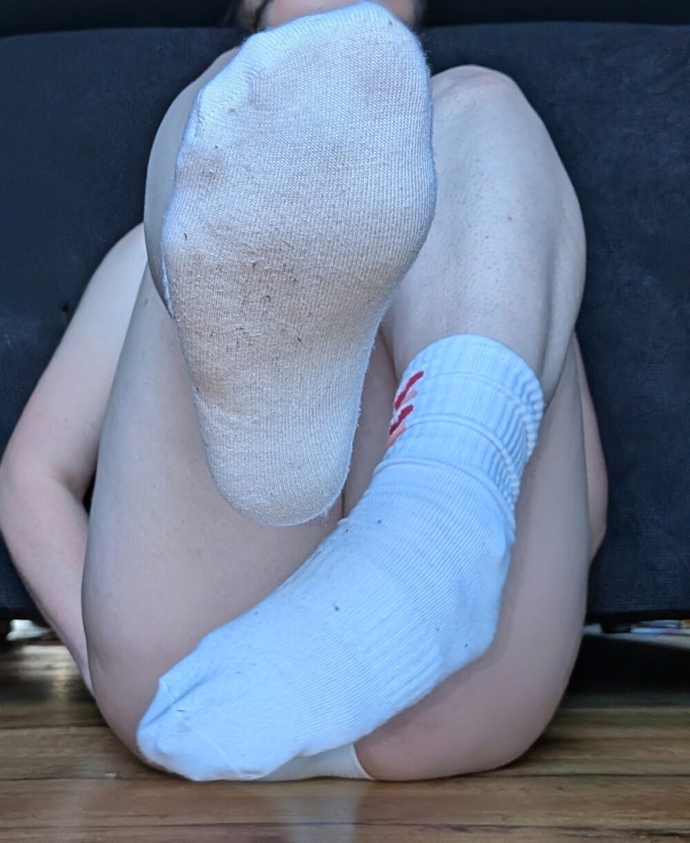 Schwitzig geil duftende weiße Socken - Sportsocken deiner Kitty