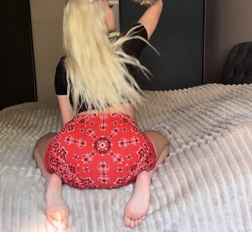 Blondine im Minirock😍⭐️