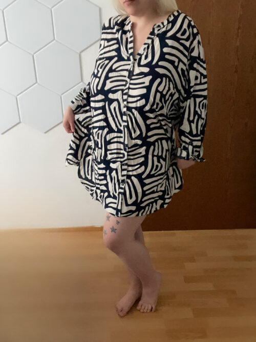 Schwarz weißes Kleid mit Knopfleiste – Tops