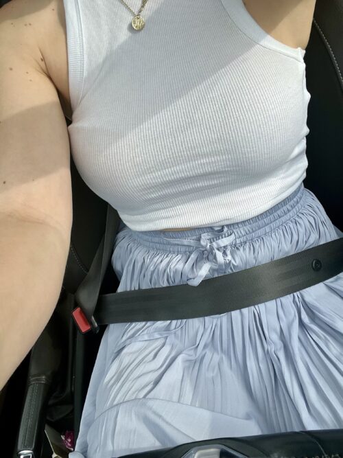 Im meinem Sommeroutfit finger ich mich im Auto 🔥😏