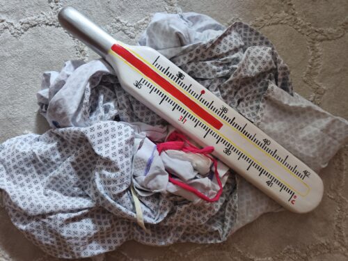 Aus meinem Video: OP-Hemd, Kompressionstrümpfe, Verband, Höschen, Riesenthermometer – Versandfertig