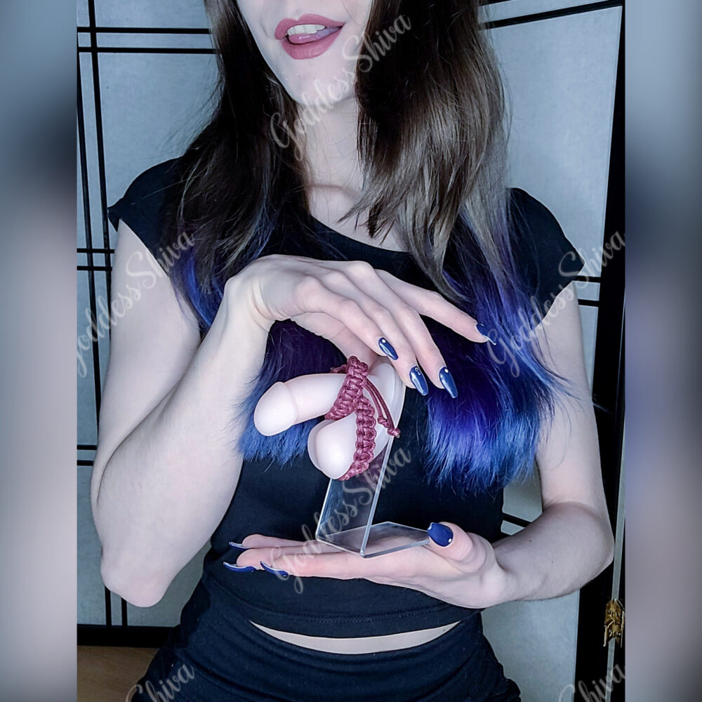 𝓱𝓪𝓷𝓭𝓶𝓪𝓭𝓮 macramé cock ring (red leather look)