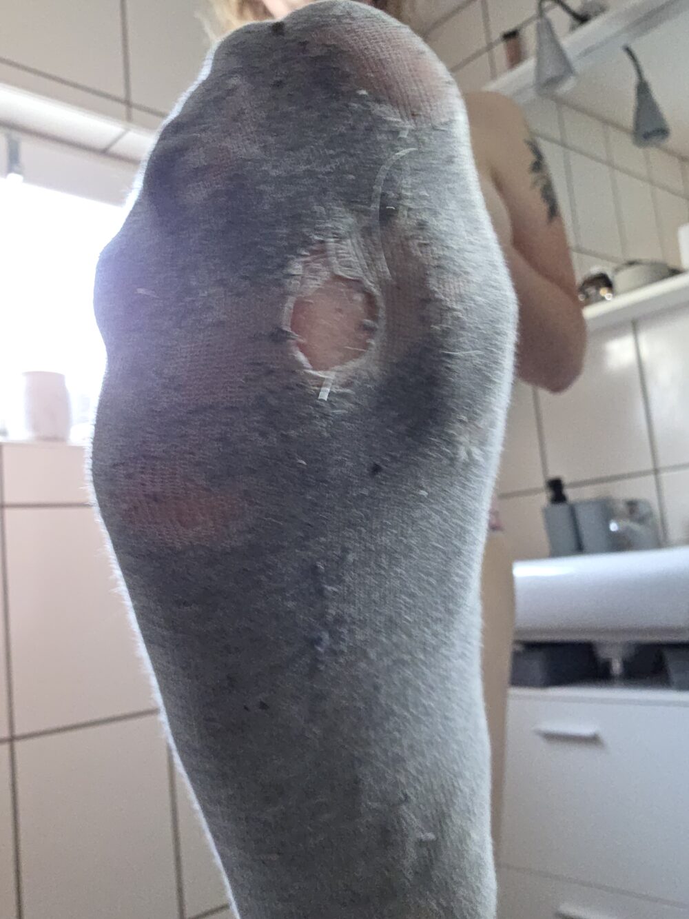 Die abgeratzten grauen Socken