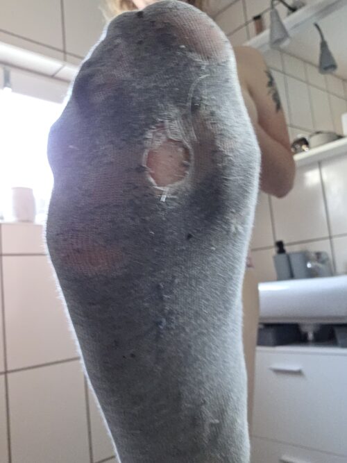 Die abgeratzten grauen Socken