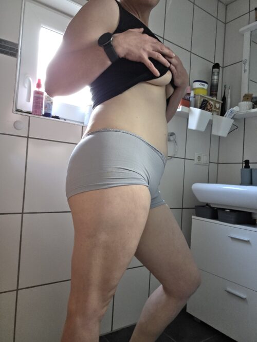 Graue Panty durchgepinkelt 1.6.26