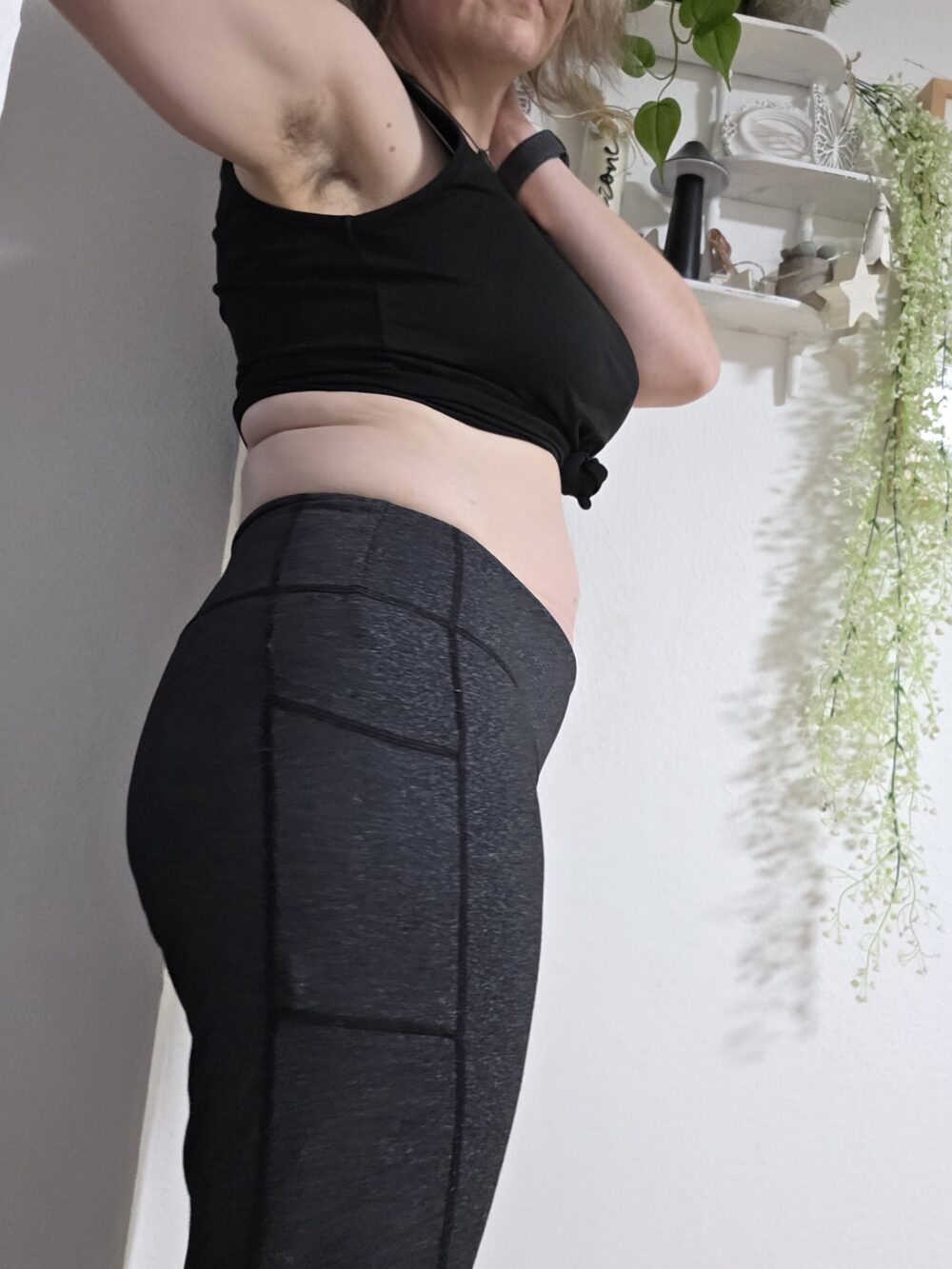 Meine Anthrazitfarbene Leggins mit kl Loch