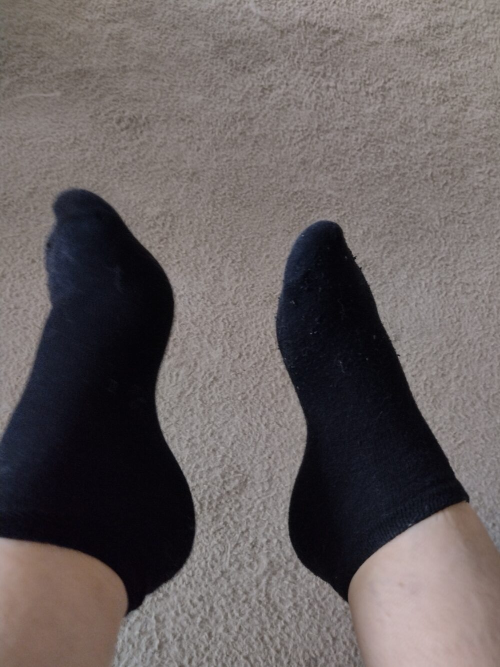 Getragene, schwarze Sneaker-Socken – kurz &amp; eng anliegend