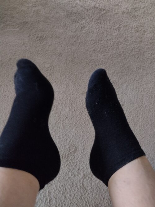 Getragene, schwarze Sneaker-Socken – kurz &amp; eng anliegend