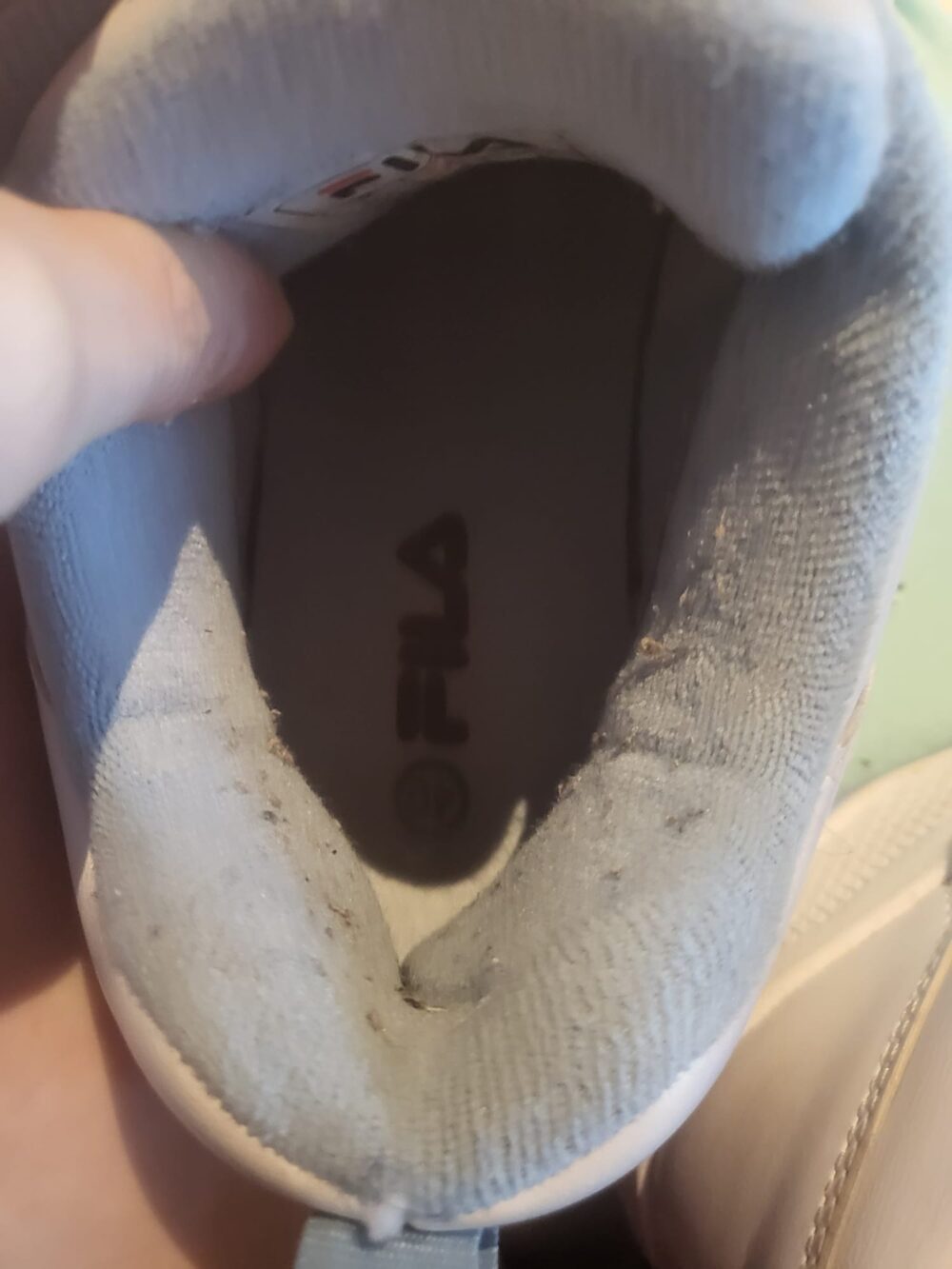 extrem lang und gern getragene, dreckige Sneaker (F*la)