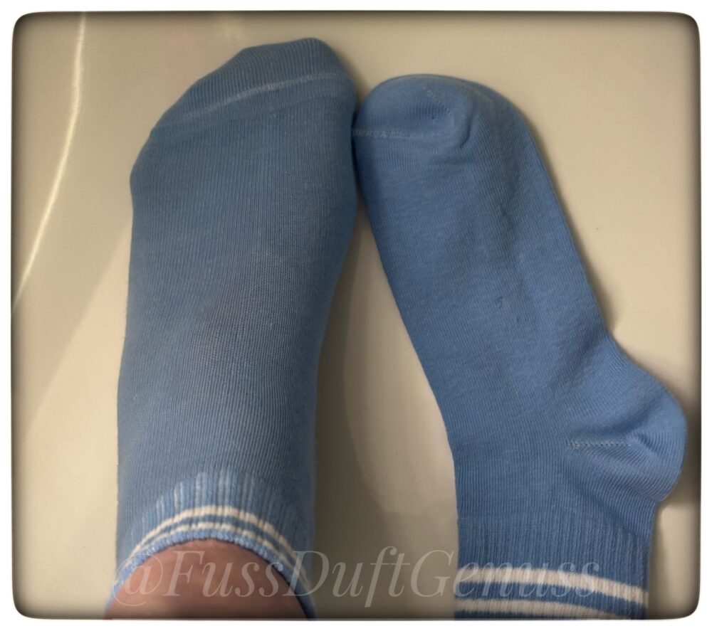 Babyblaue Socken mit Streifen