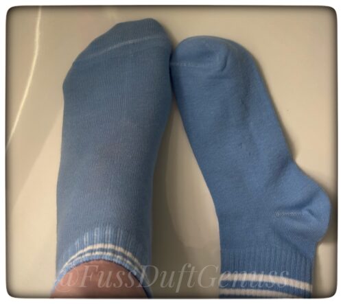Babyblaue Socken mit Streifen