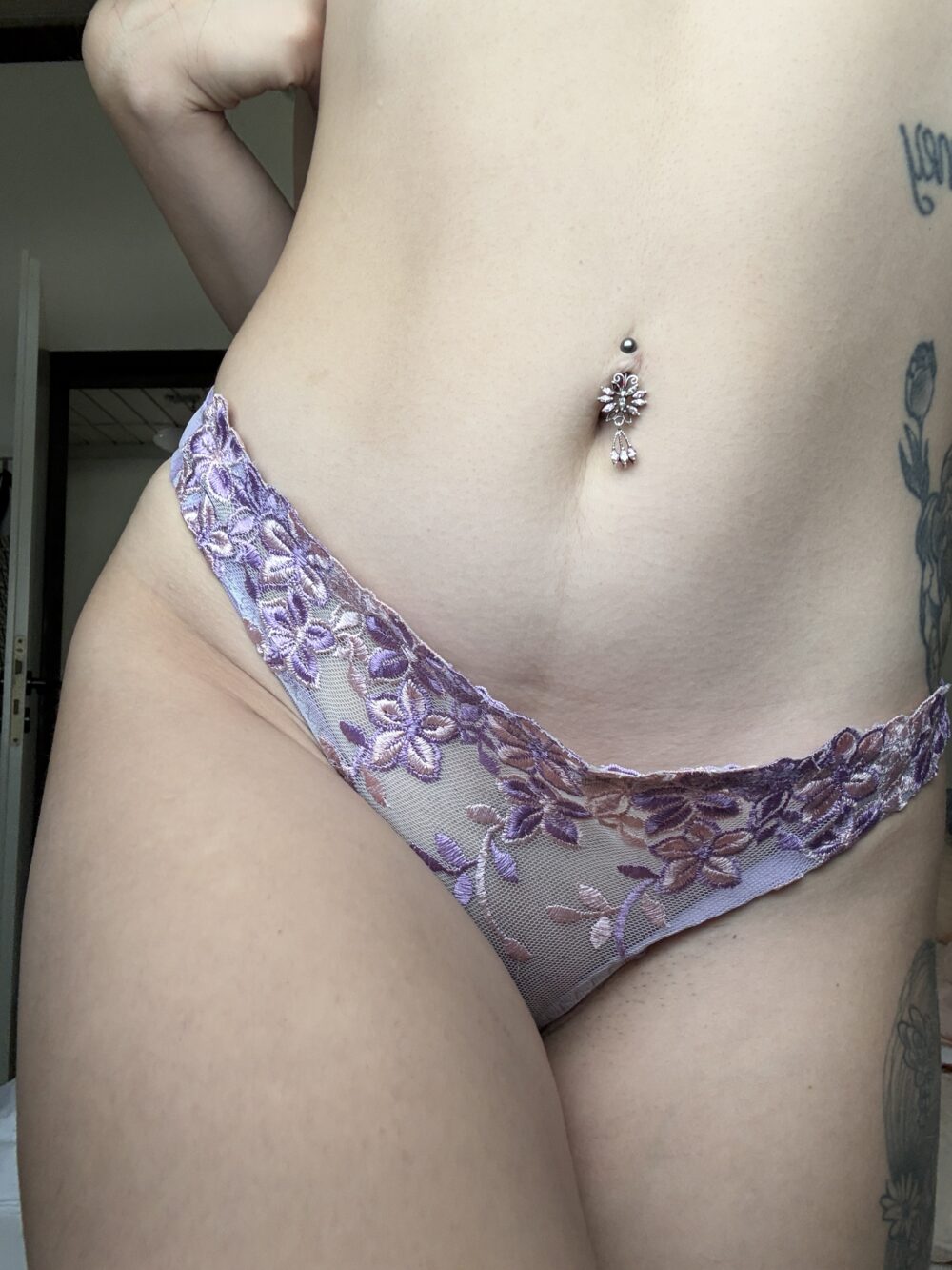 Zarte, transparente Tüllspitze mit floraler Stickerei – Getragene Slips