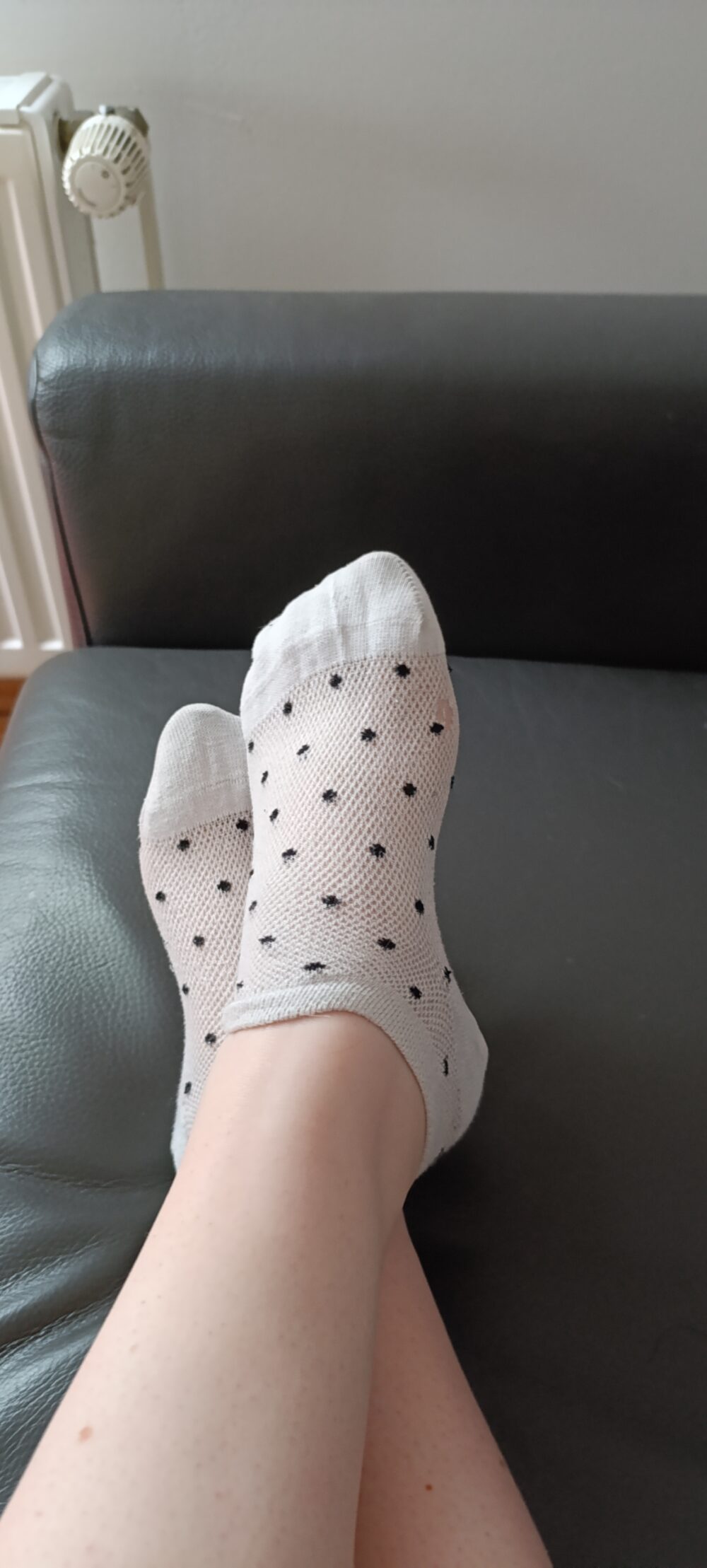 Weiße gepunktete Sneaker Socken – Getragene Slips