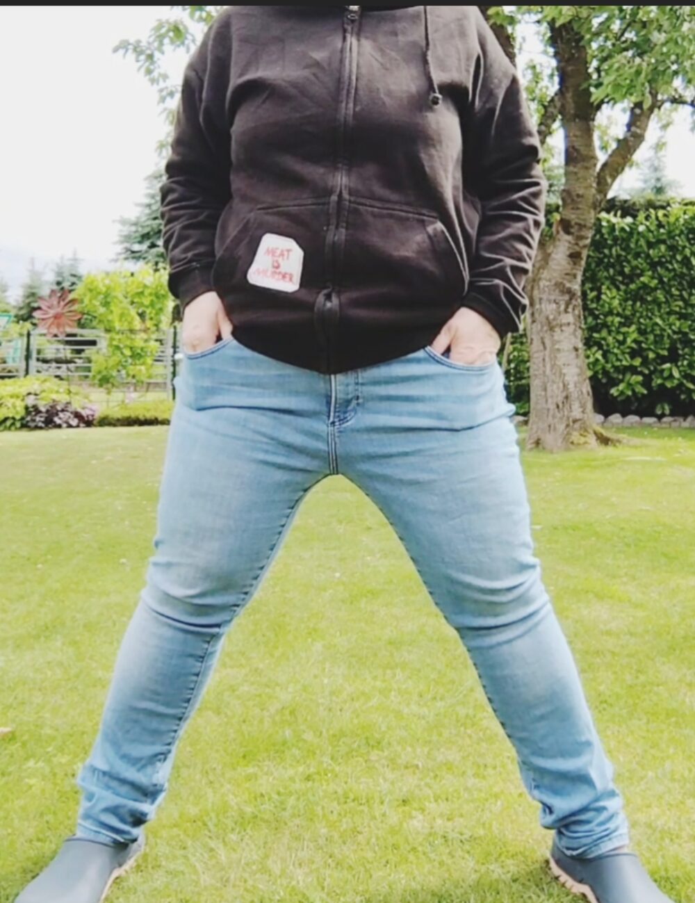 Durchgepinkelte Jeans mit Video