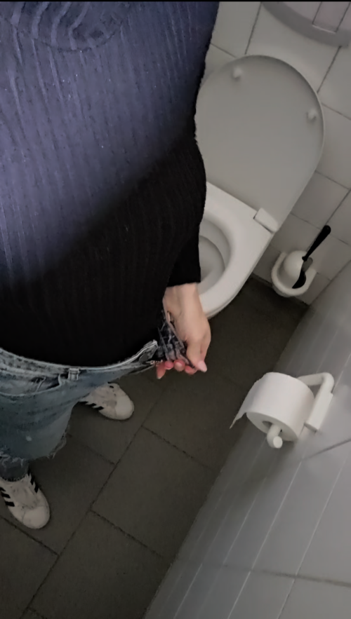 Pissen und Tittenmassage auf öffentlicher Toilette