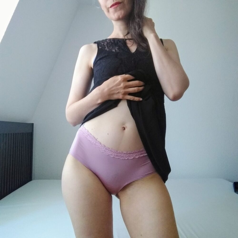 Satin und Spitze – Getragene Slips